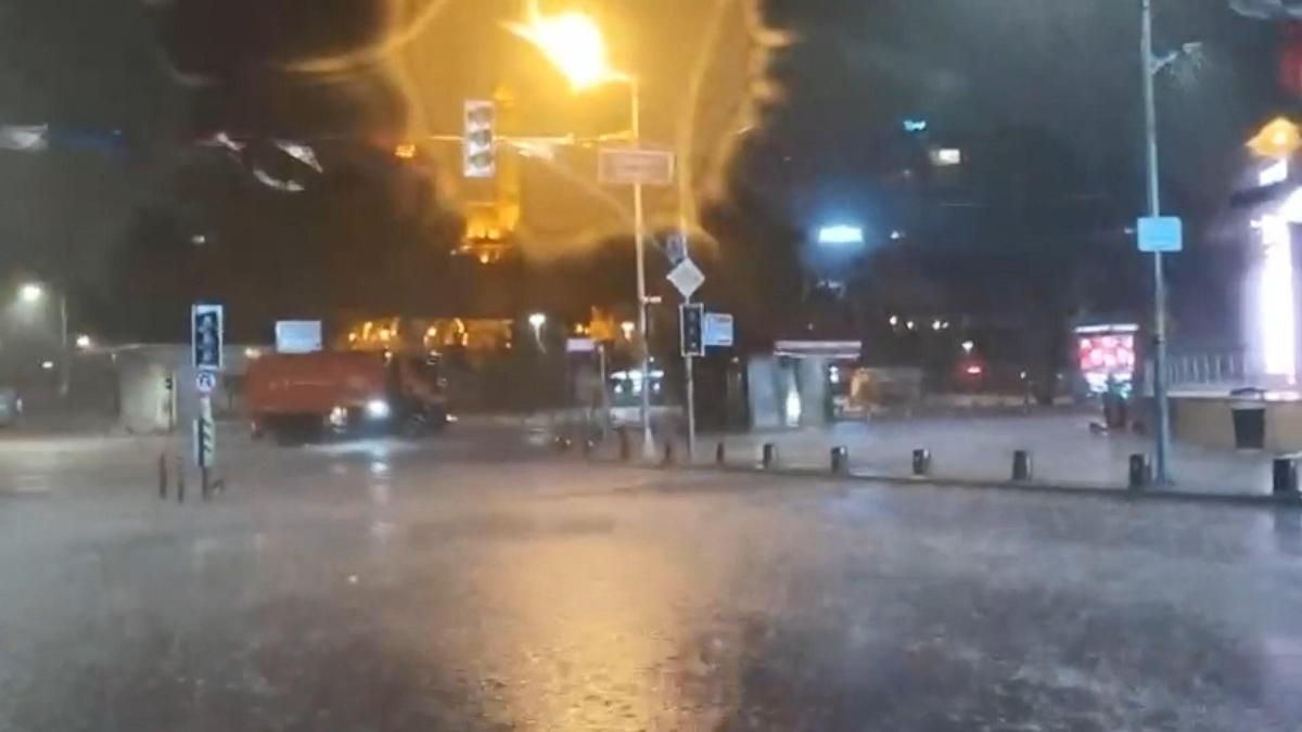 İstanbul'da gece saatlerinde sağanak etkili oldu!