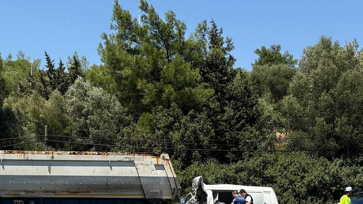 TIR'a arkadan çarpan minibüsün sürücüsü öldü