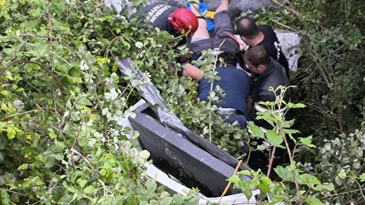 Araziye yuvarlanan otomobilin sürücüsü yaralandı