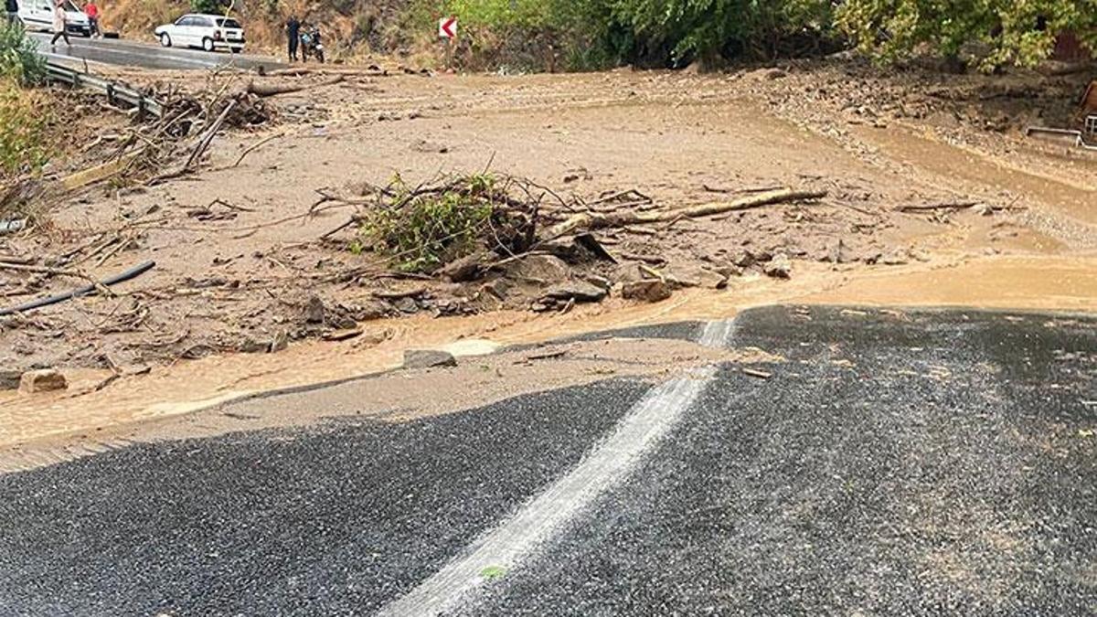 Mersin-Antalya yolu heyelan nedeniyle ulaşıma kapandı