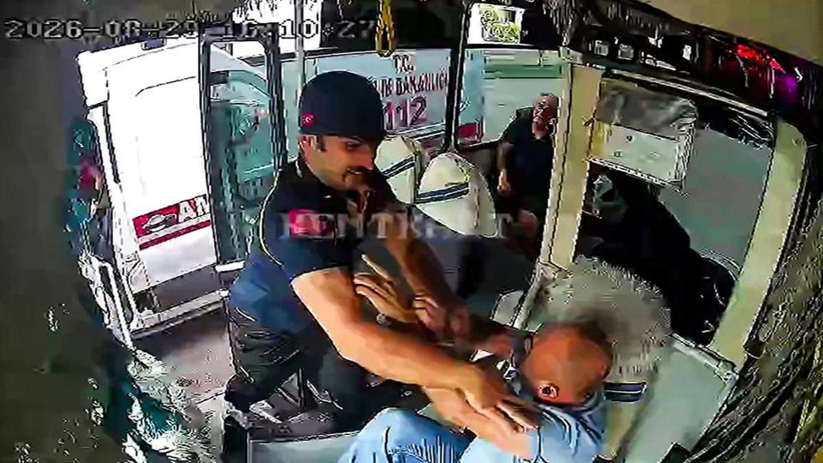 Adana'da yol verme kavgası: Ambulans şoförü, halk otobüsü şoförüne saldırdı