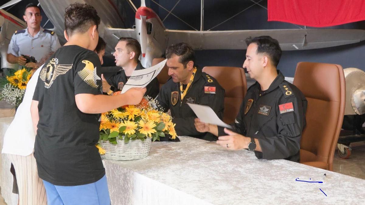 SOLOTÜRK ekibi İstanbul Havacılık Müzesi'nde imza etkinliği düzenledi