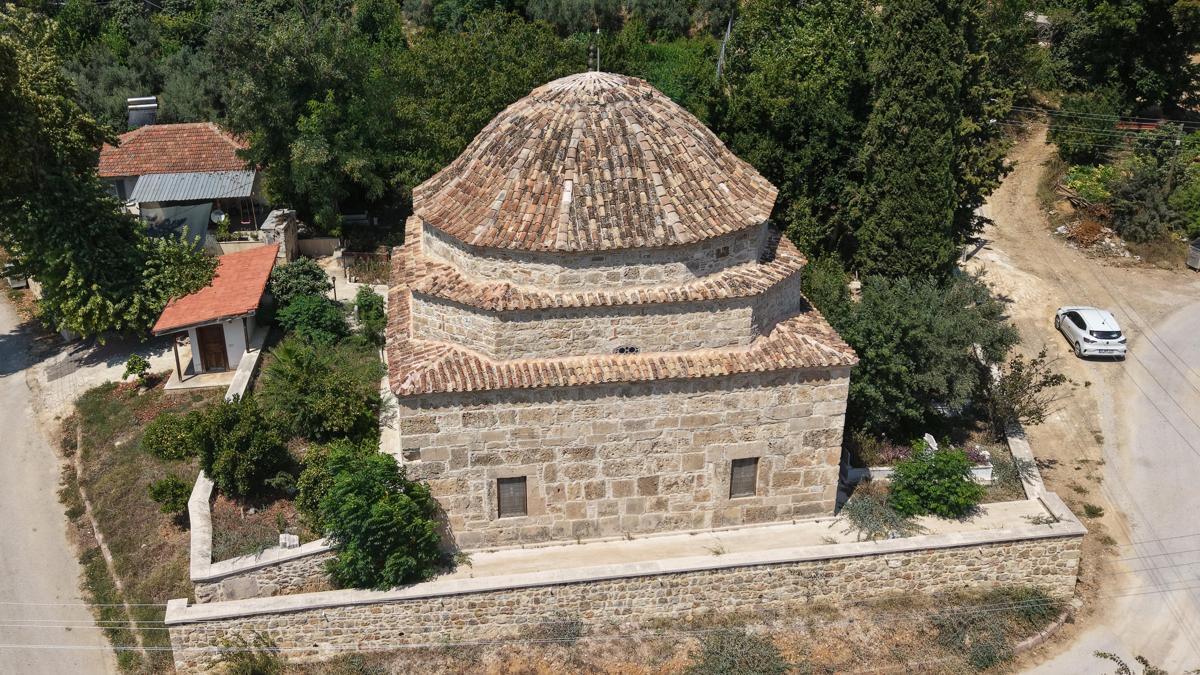 Pergenin antik taşları, 200 yıllık caminin duvarlarında