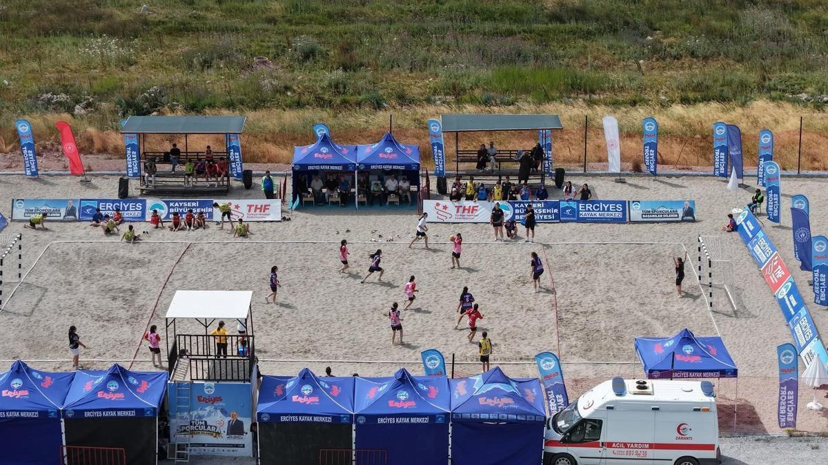 Türkiyede ilk kez 2 bin 200 metrede plaj hentbolu Erciyes'te oynandı