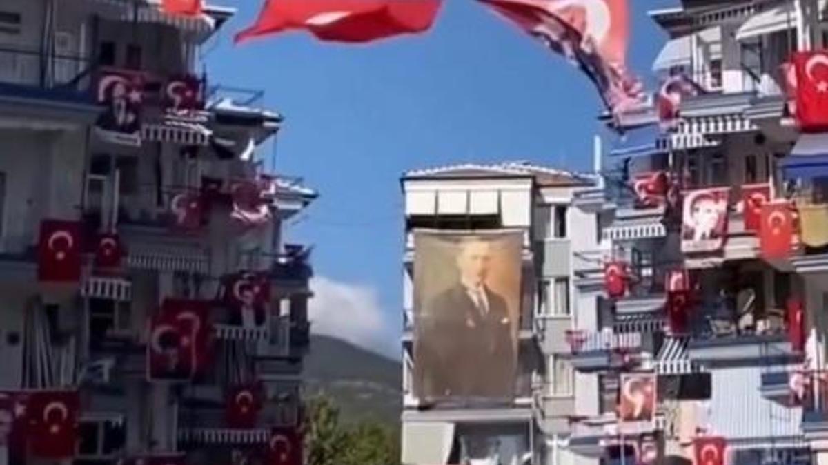 30 Ağustos coşkusunu yüzlerce bayrakla kutladılar