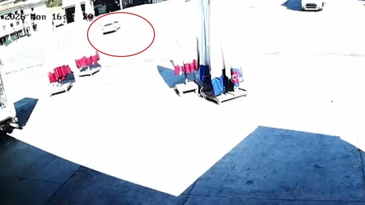 El freni çekilmeyen otomobili durdurmaya çalıştılar; o anlar kamerada
