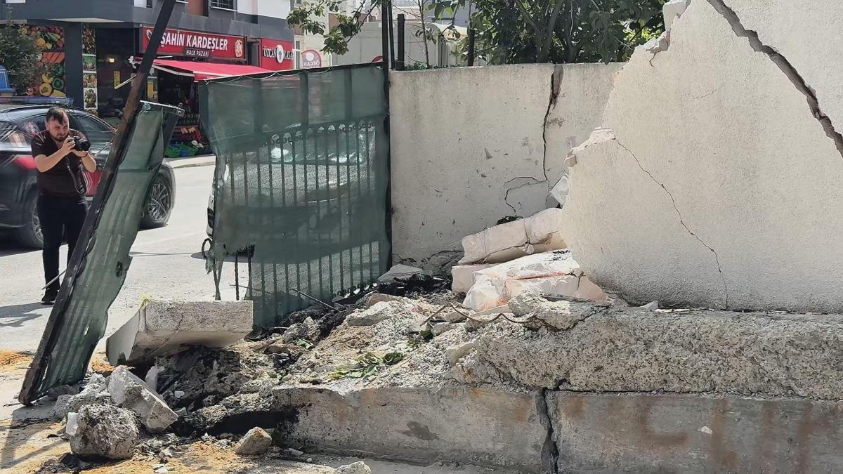 Arnavutköy'de servis minibüsü bahçe duvarına çarptı; mahalleli kazalara önlem alınmasını istedi