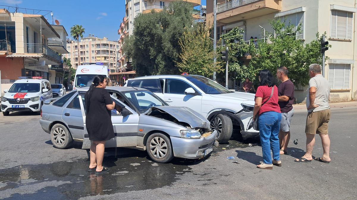 İki otomobilin çarpıştığı kazada 1 kişi yaralandı