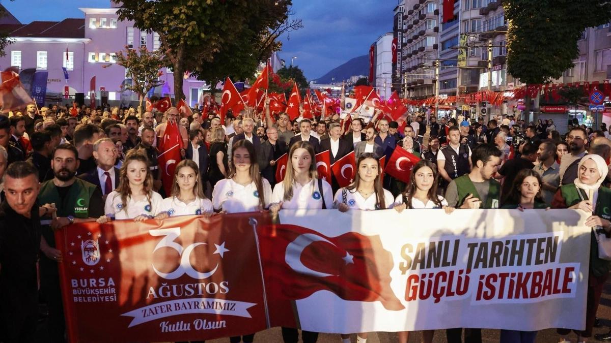 Bursada 30 Ağustos Zafer Bayramı kutlamaları Elif Buse Doğan konseriyle sona erdi