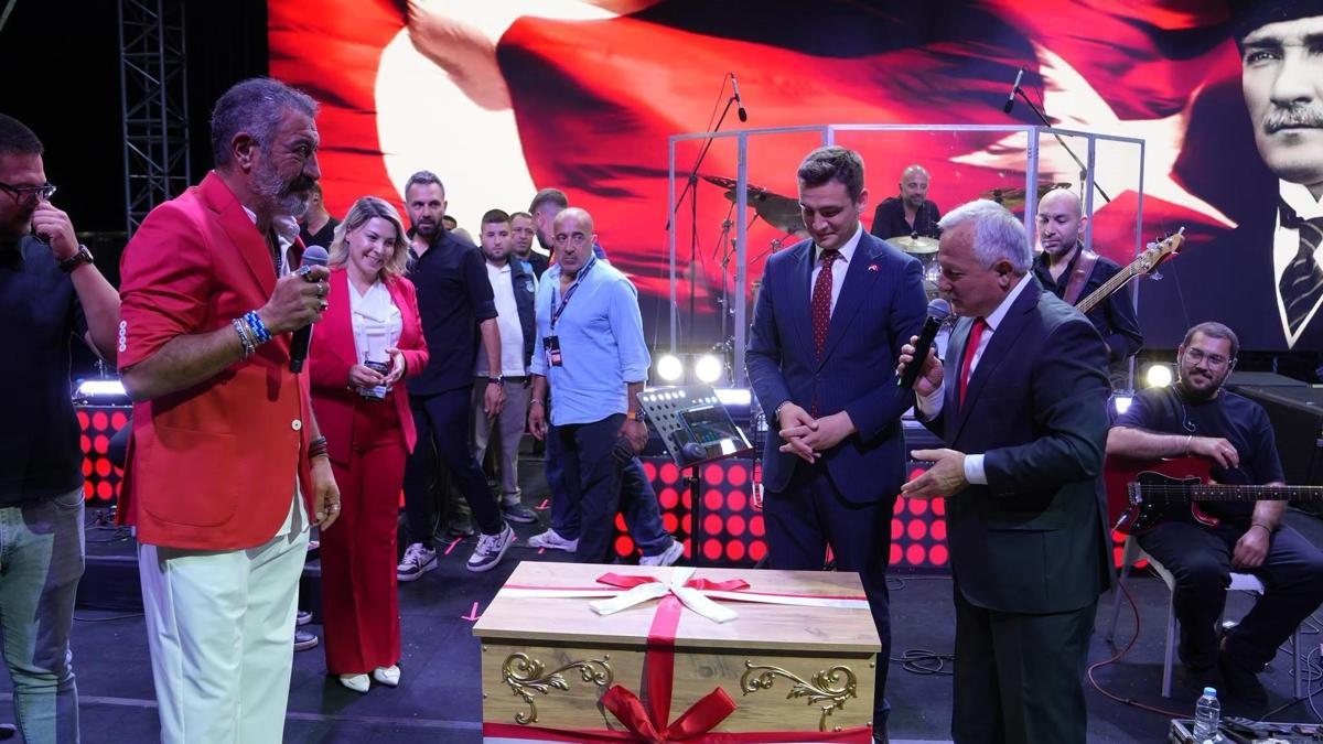 Şarkıcı Hakan Altuna sahnede çeyiz sandığı hediye edildi
