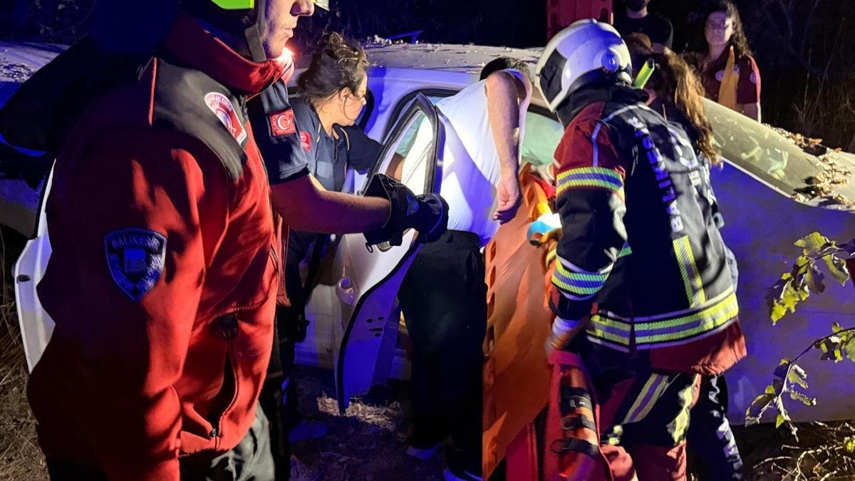 Balıkesir'de otomobilin şarampole devrilmesi sonucu 3 kişi yaralandı