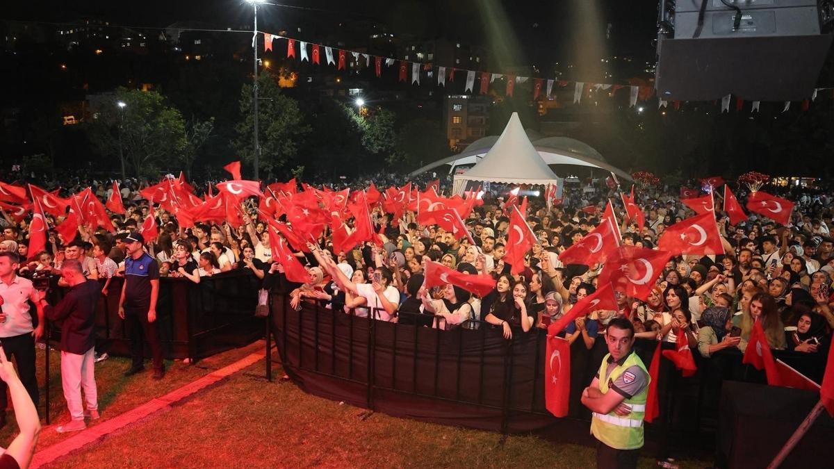 Sadabad Kültür Yolu Festivalinde Alişan sahne aldı