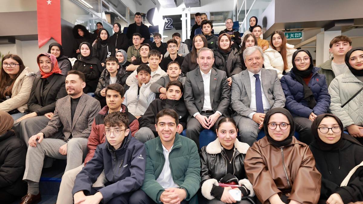 Sultanbeyli'de üniversiteyi kazanan öğrencilere başarı ödülü