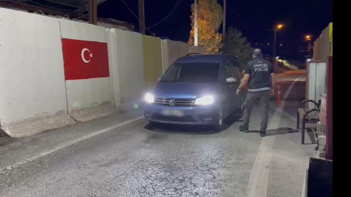 Araç stepnesinde 6,5 kilo uyuşturucu ele geçirildi; 2 tutuklama