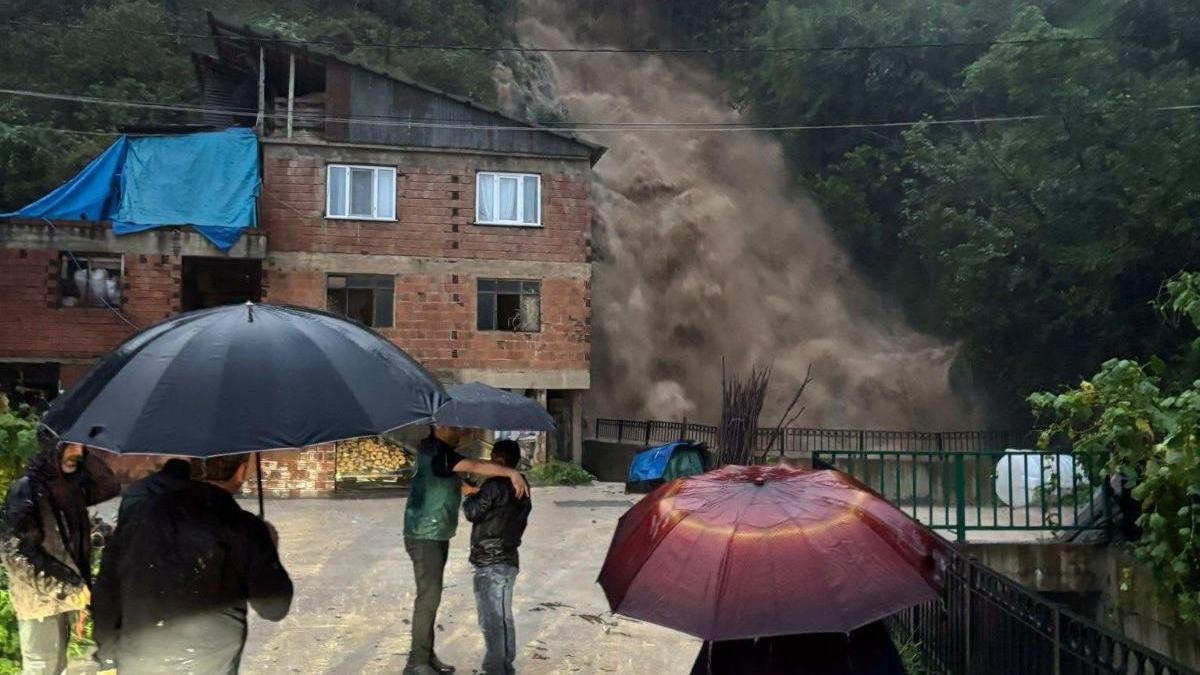 Giresunda sağanak 2,2 milyon liralık hasara neden oldu; dere taşması kamerada