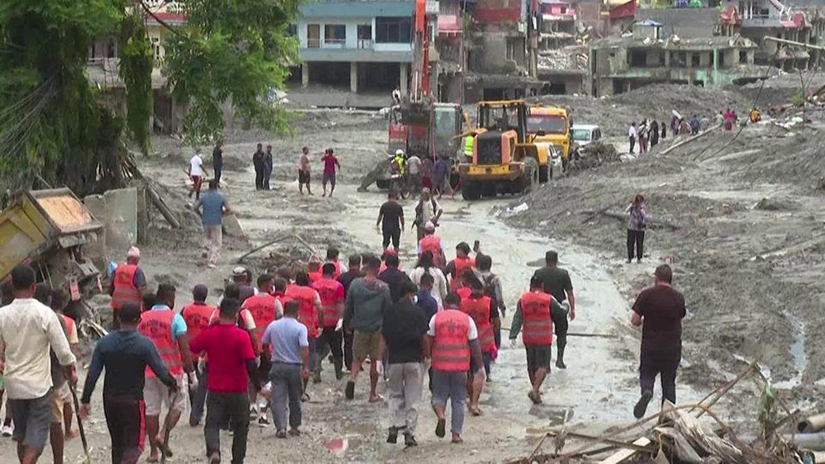 Nepal'de can kaybı 933'e yükseldi Tünellerde mahsur kalan işçilere ulaşma çabaları sürüyor