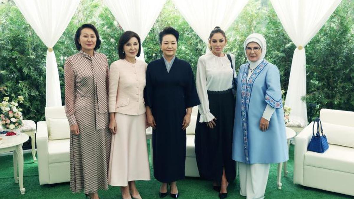 Emine Erdoğan Kırgızistan'da lider eşleriyle buluştu