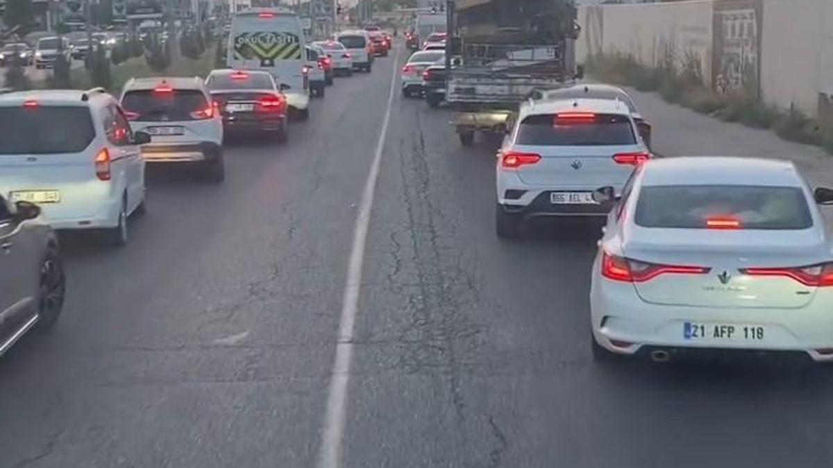 Sürücüler itfaiyeye fermuar yöntemiyle yol verdi