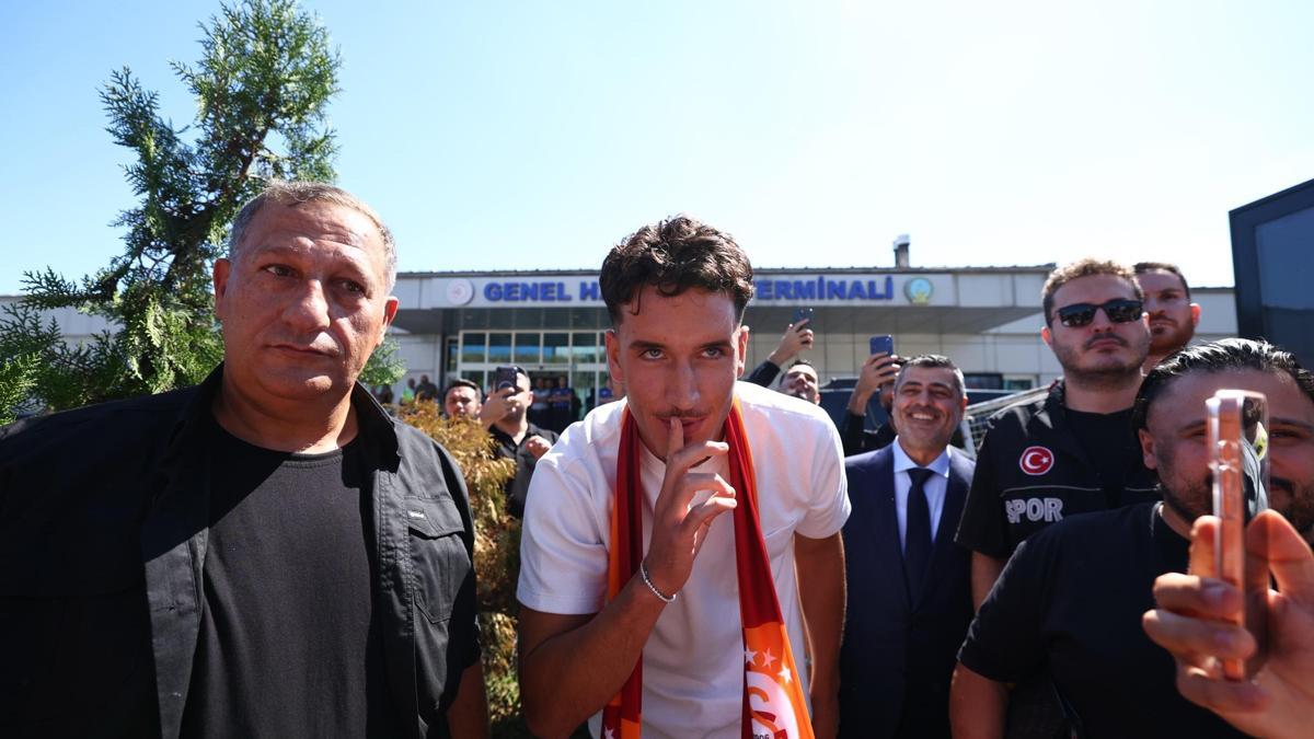 Galatasaray'ın yeni transferi Deniz Gül, İstanbul'da coşkuyla karşılandı