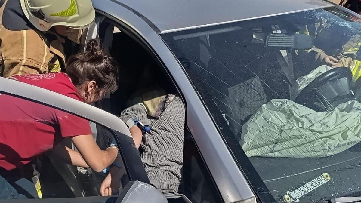 Otomobil bariyerlere çarpıp, refüje düştü; 1i ağır 3 yaralı