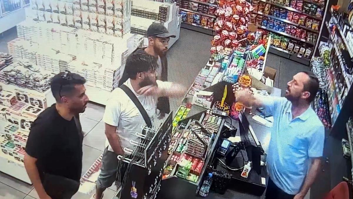 Edirne'de tartıştığı 2 kişiye otomobiliyle çarptı; o anlar kamerada (2)