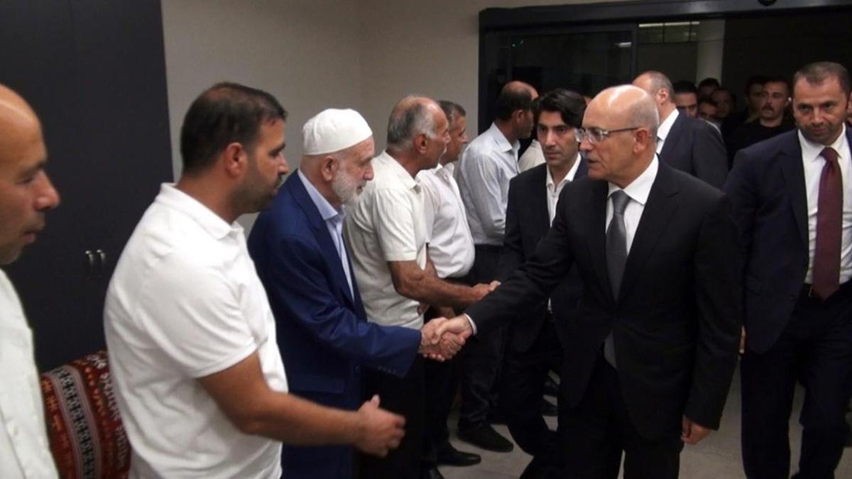 Bakan Şimşek, yangında hayatını kaybeden yeğeninin taziyesine katıldı