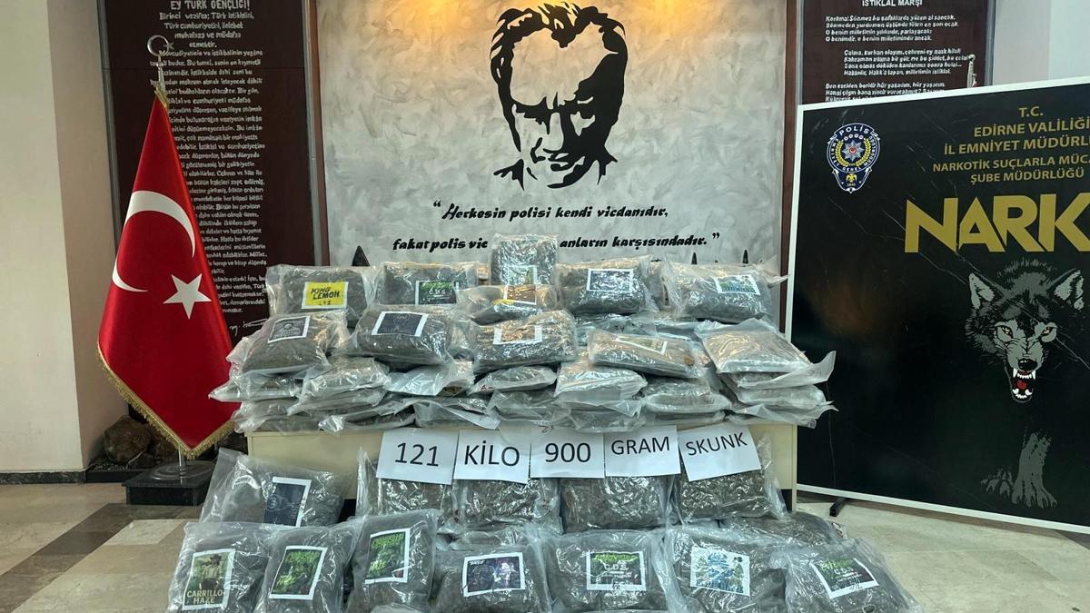 Hamzabeyli’de TIR’da 121 kilo 900 gram skunk ele geçirildi haber görseli