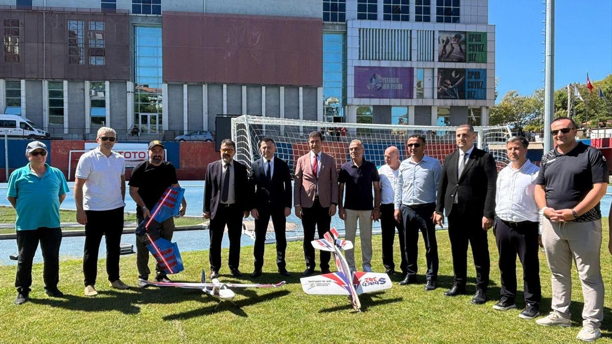 Öğrenciler, ürettikleri model uçak ve dronlarla gösteri yaptı