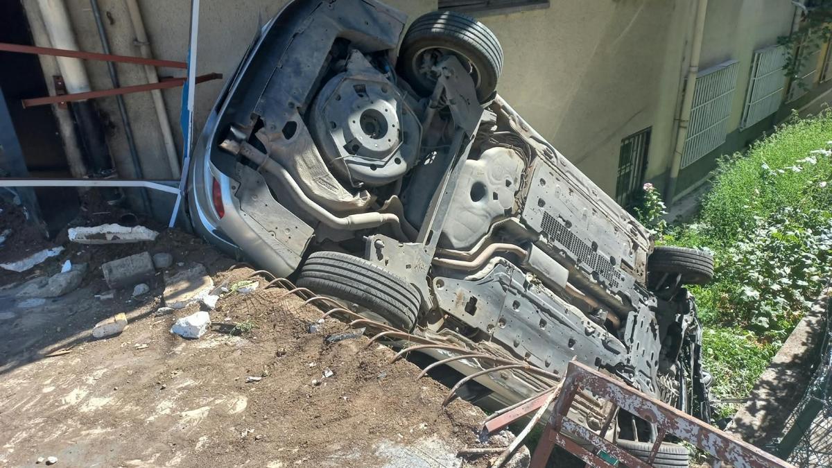 Hafif ticari araçla çarpışan otomobil, bahçeye devrildi: 1 yaralı