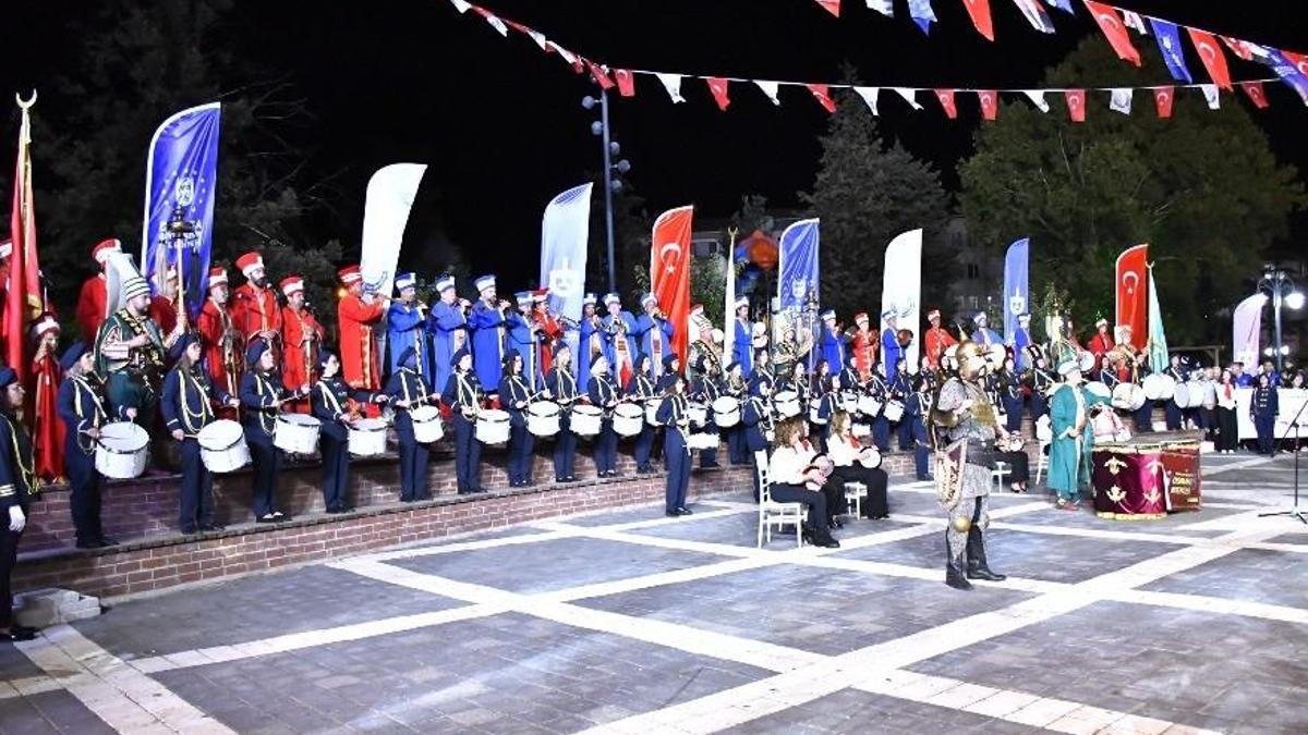 Yenişehir'de festival coşkusu: 88 Kişilik dev kadro sahnede