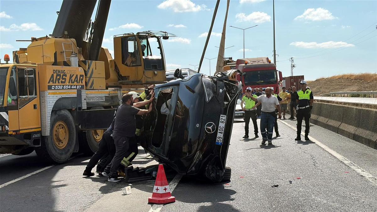 Refüje çarpan otomobil takla attı!