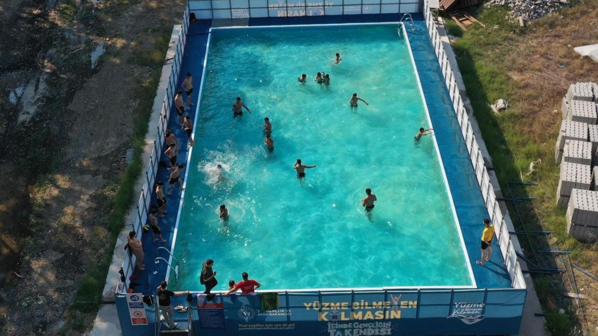 Cevdetiye Beldesinde portatif yüzme havuzu kuruldu