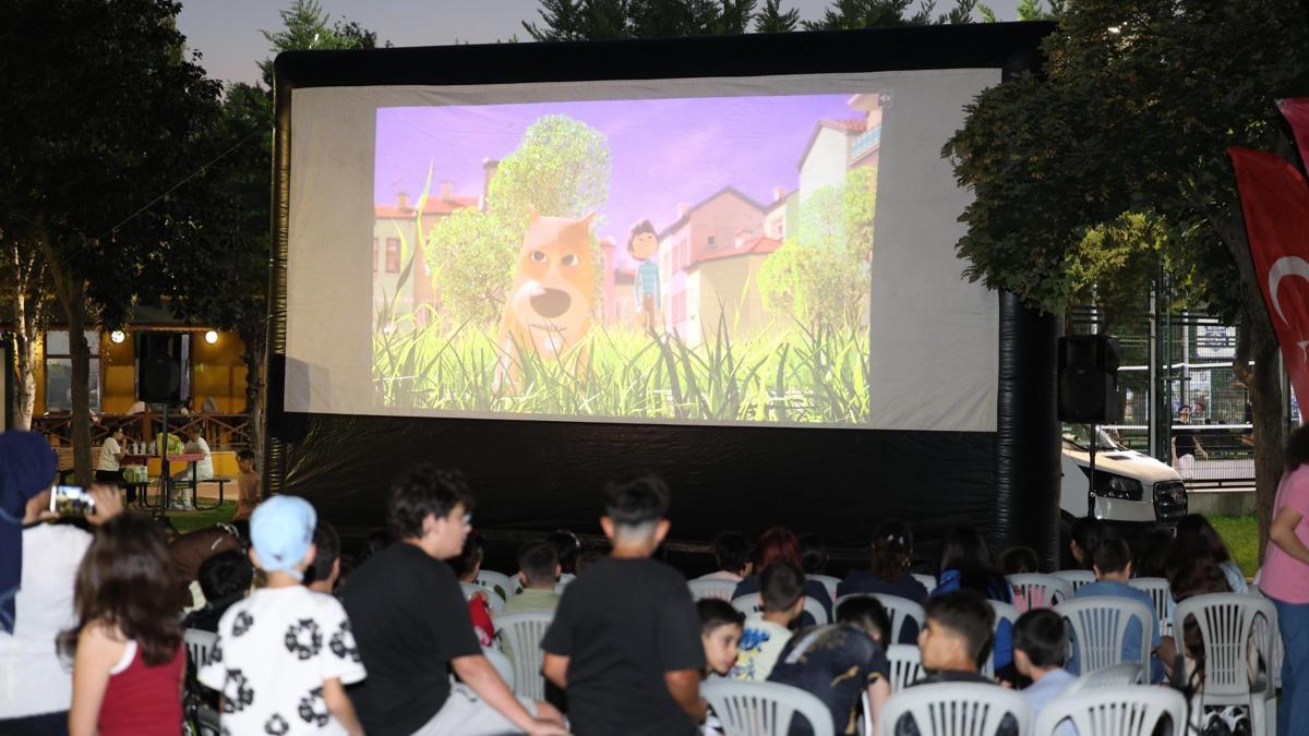 Osmangazide çocuklara açık hava sinema keyfi