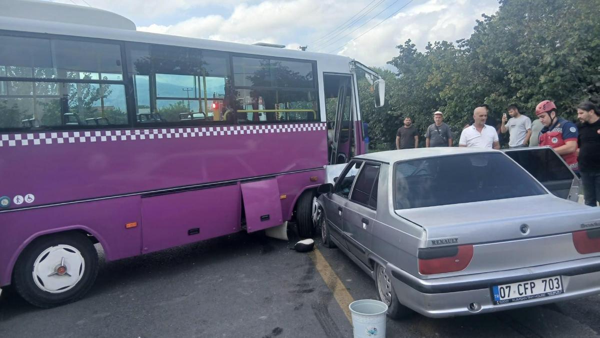 Sakarya'da halk otobüsüyle otomobilin çarpıştığı kazada 6 kişi yaralandı