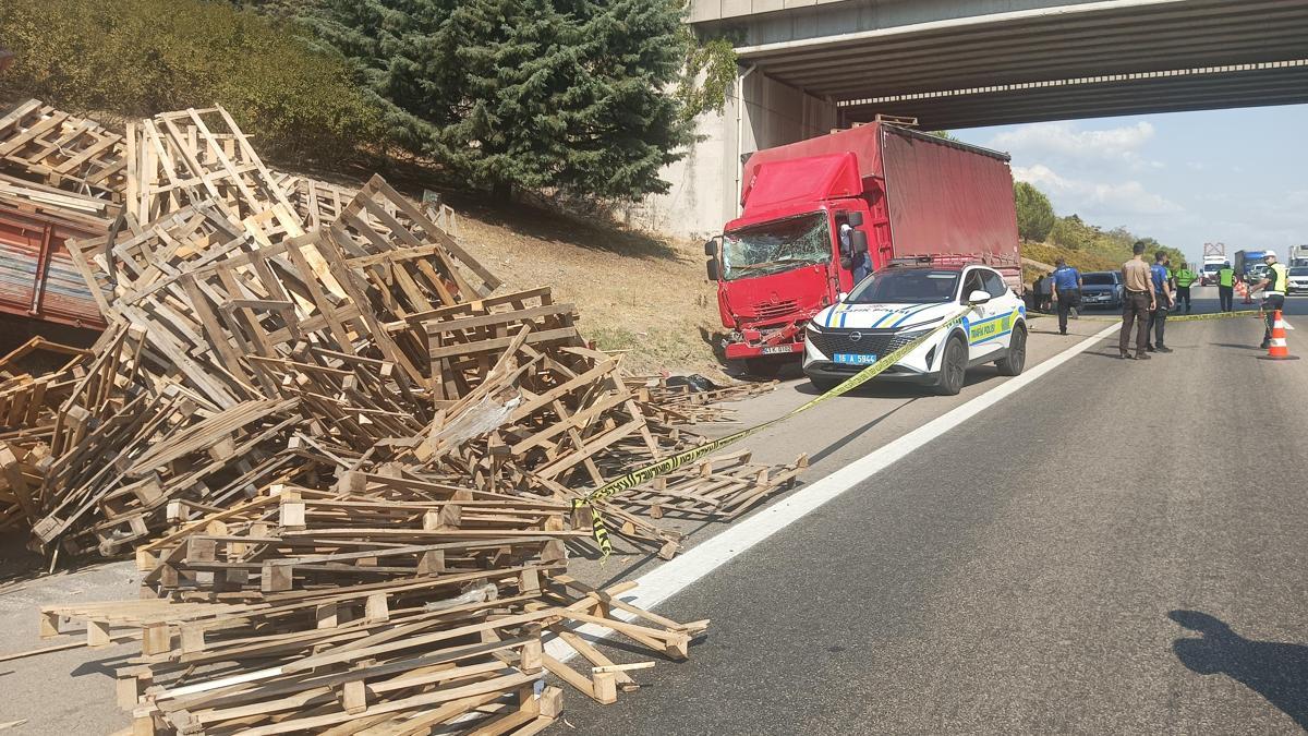 Kamyon arızalandığı için emniyet şeridine çekilen kamyonete çarptı; 1 ölü, 1 ağır yaralı
