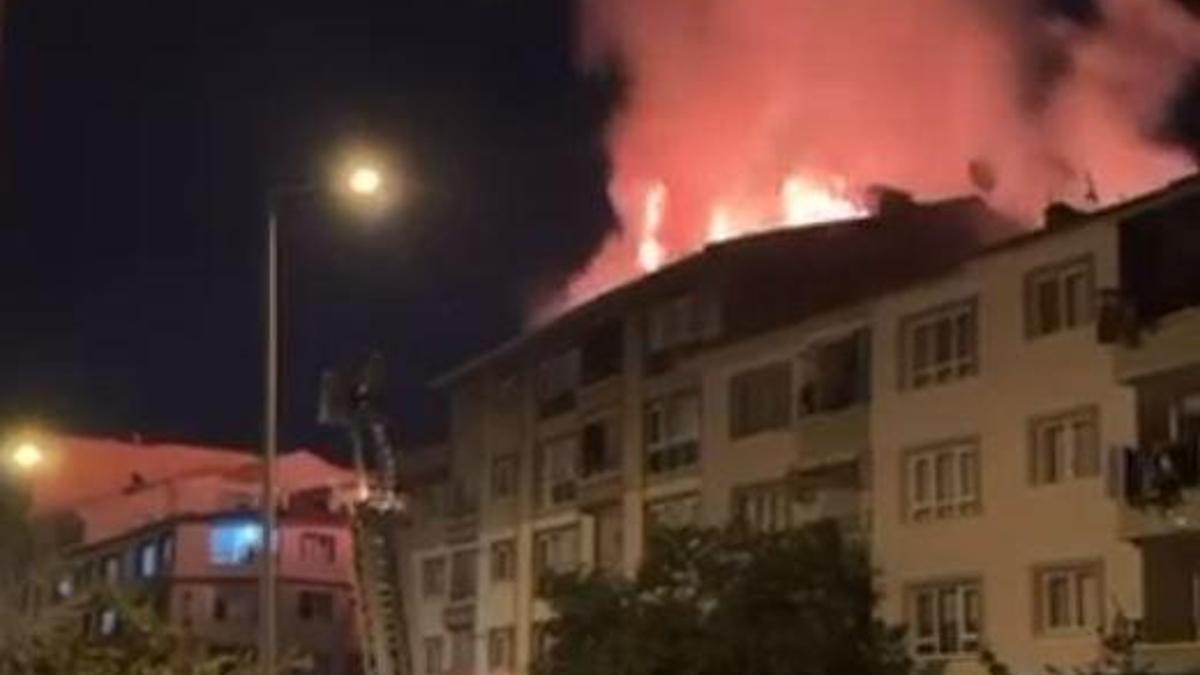 Ankara'da bir binanın çatısında çıkan yangın söndürüldü