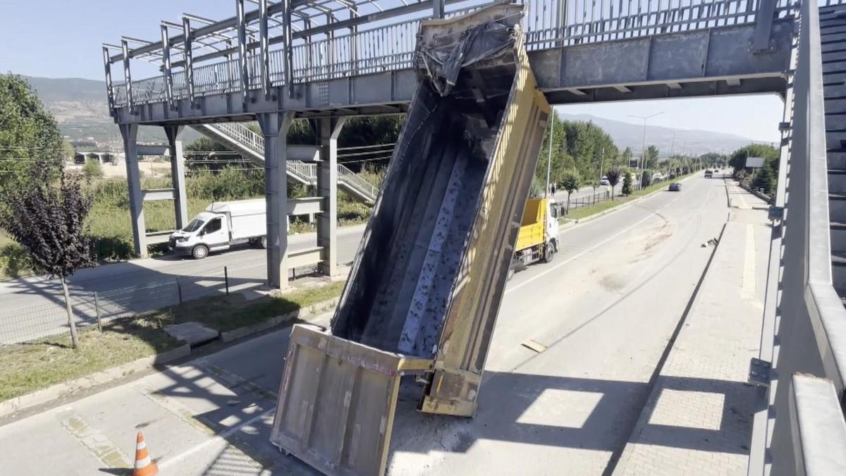 Tokatta kamyonun açılan damperi yaya üst geçidine çarptı: 1 yaralı