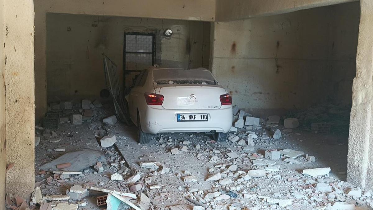 Burdur’da otomobil kullanılmayan tesise girdi: 3 yaralı