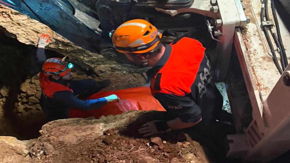 Elazığ'da feci kaza: Göçük altında kalan işçi öldü haber görseli