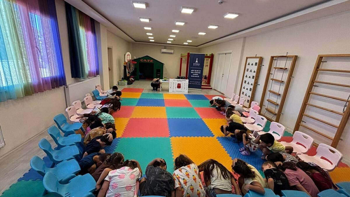 İzmir’de afet farkındalığı için çocuklara eğitim haber görseli