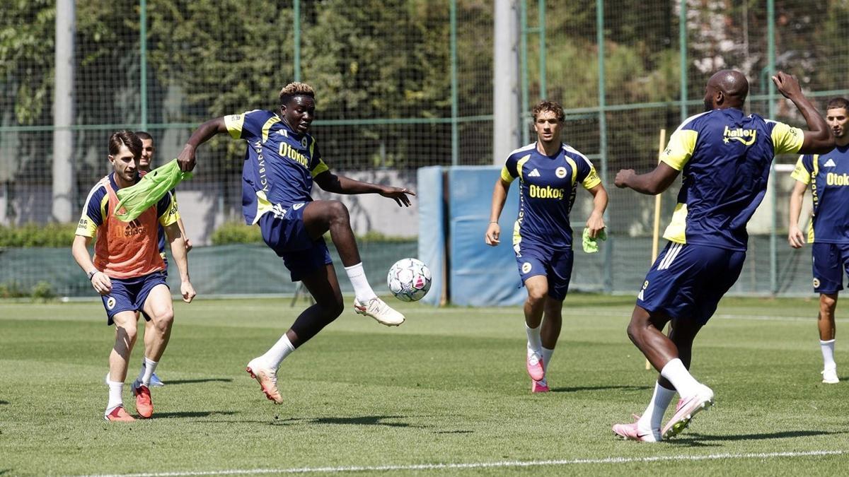 Fenerbahçe'de Roma mesaisi başladı haber görseli