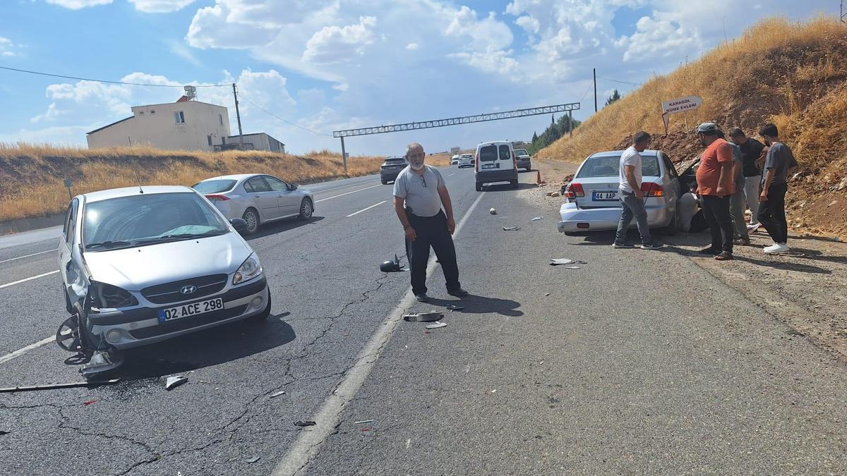 Adıyaman’da otomobiller çarpıştı; 2 yaralı haber görseli