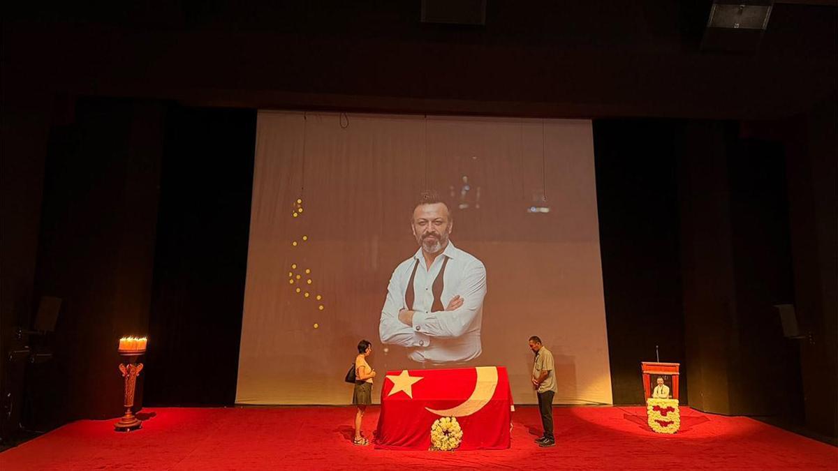 ÜNLÜ OYUNCU SERHAT KILIÇ'A VEDA! İstanbul'da anma töreni düzenleniyor haber görseli