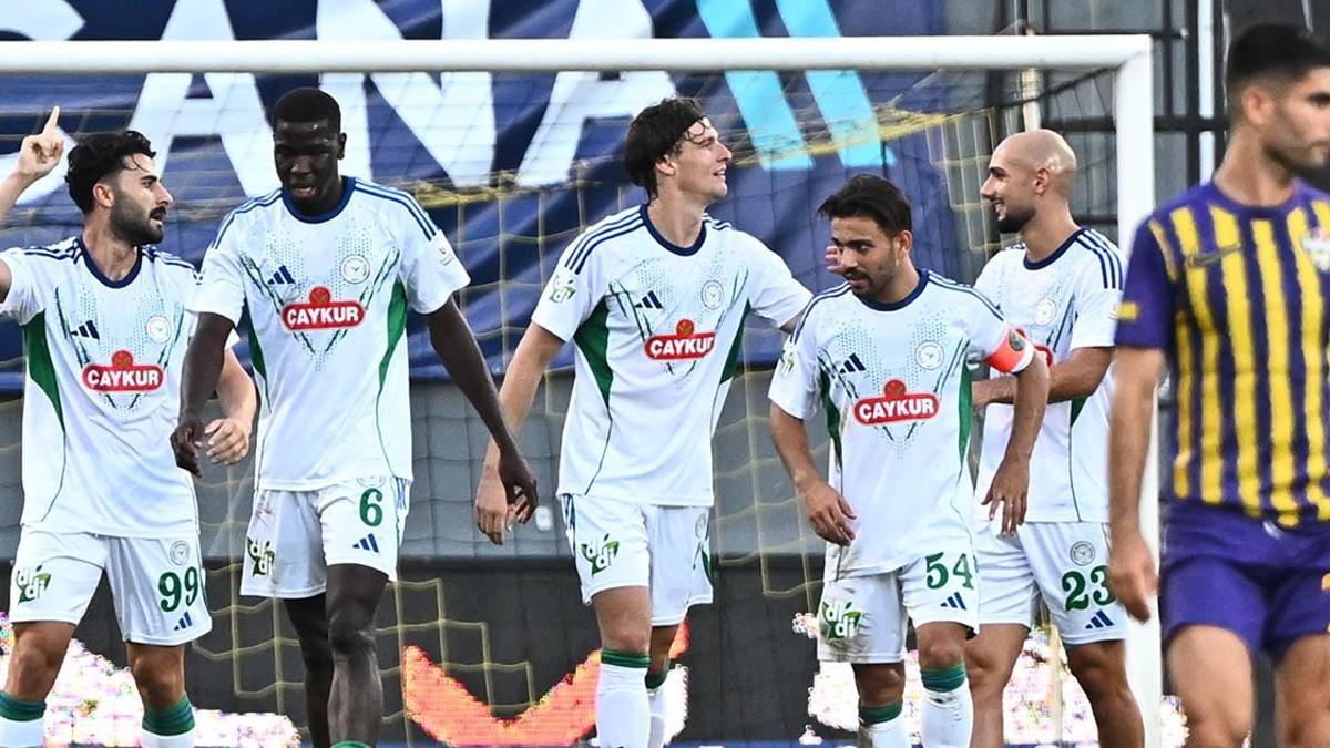 Çaykur Rizespor, Eyüpspor deplasmanında 10 kişiyle kazandı haber görseli
