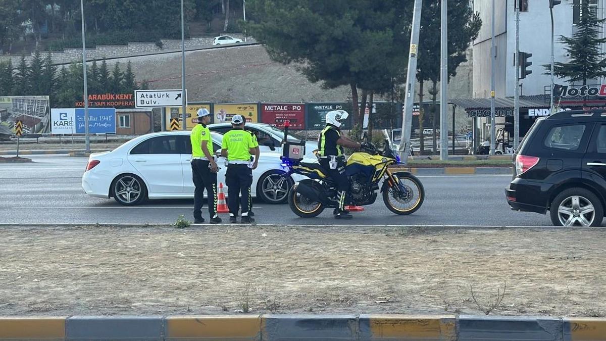 Karabük’te otomobilin çarptığı yaya ağır yaralandı; kaza anı kamerada haber görseli