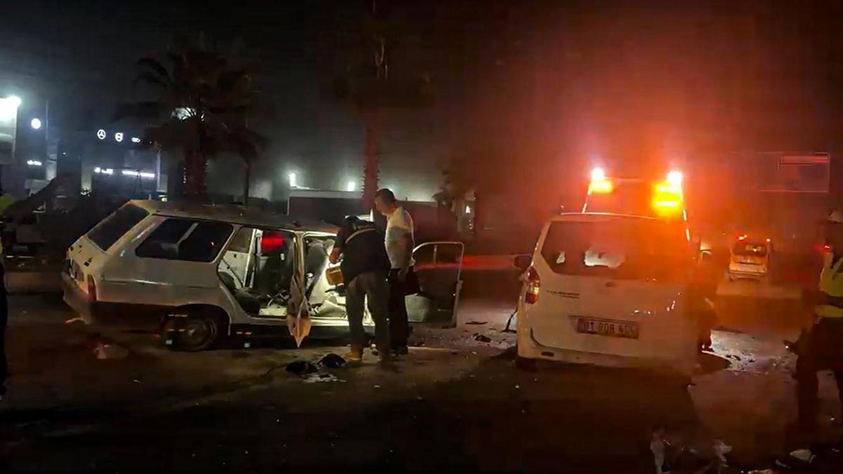 Otomobil, hafif ticari araçla çarpıştı; 1 ölü, 7 yaralı haber görseli