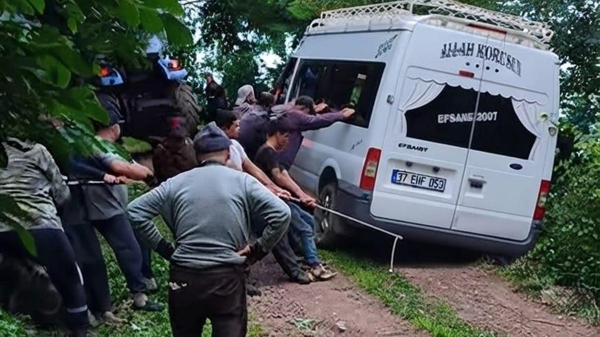 19 işçiyi taşıyan minibüs uçurumun kenarında mahsur kaldı haber görseli
