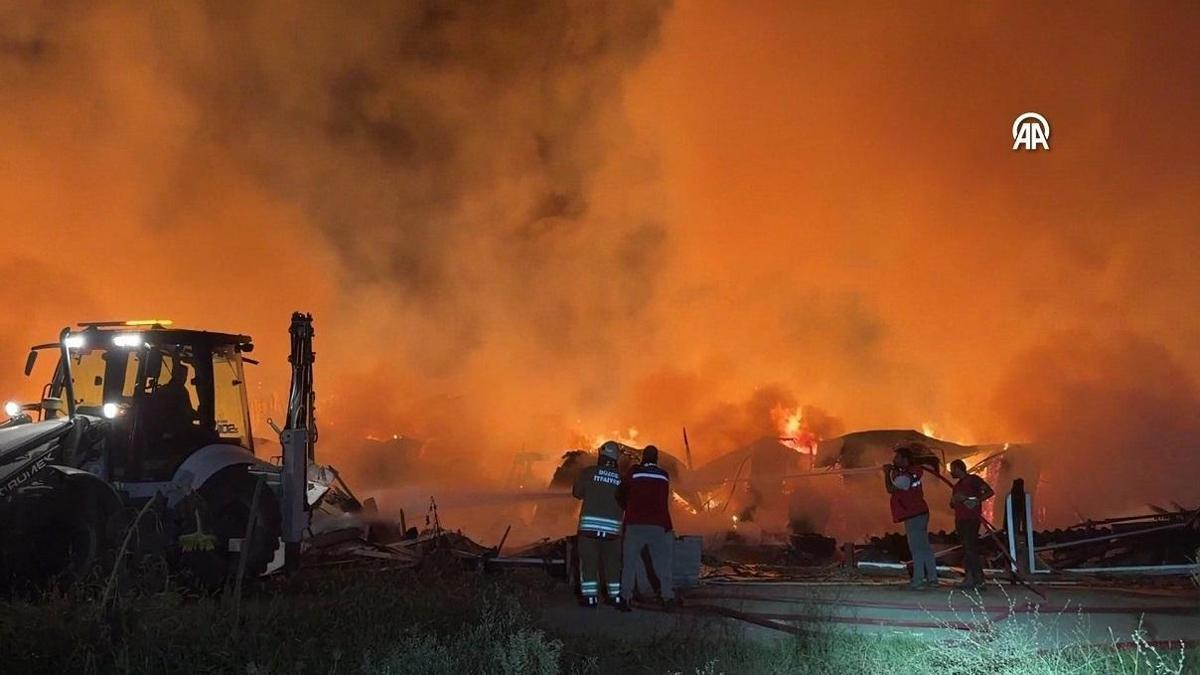 Düzce'de kapı fabrikası alev topuna döndü