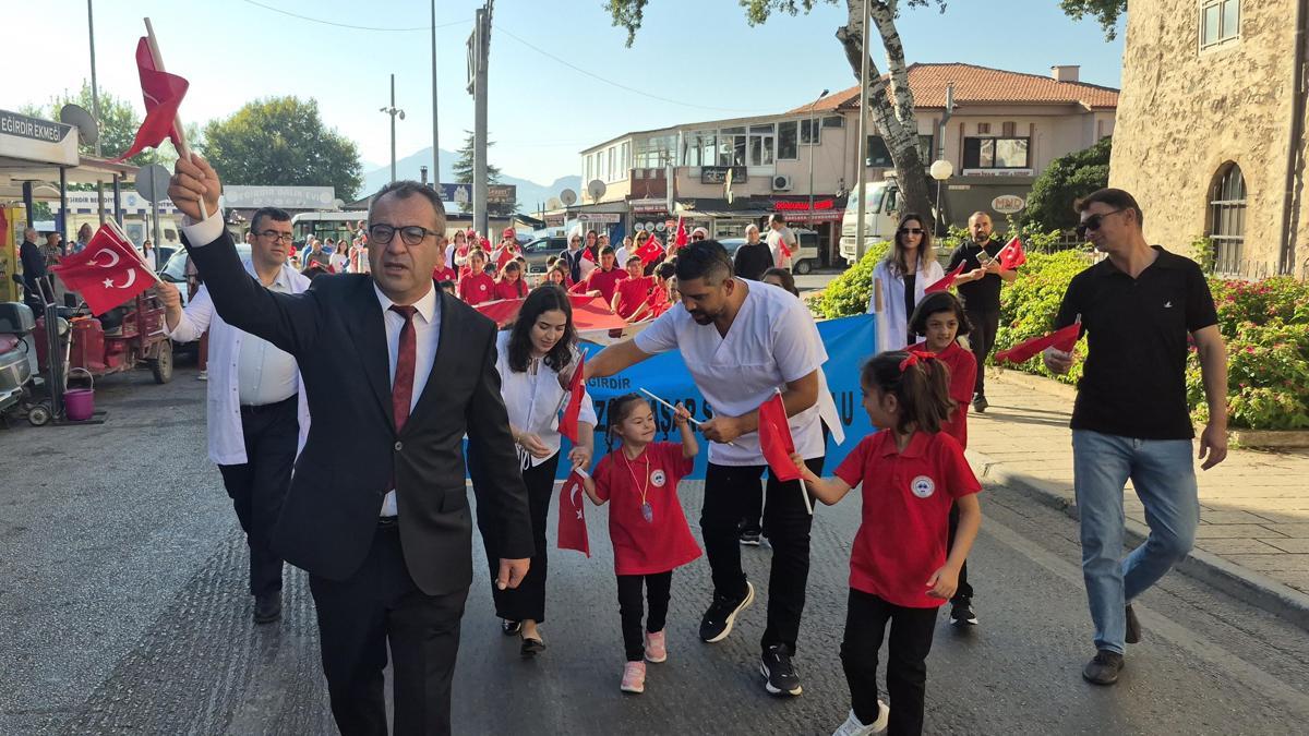 Yeni eğitim öğretim yılı bandolu yürüyüşle başladı haber görseli