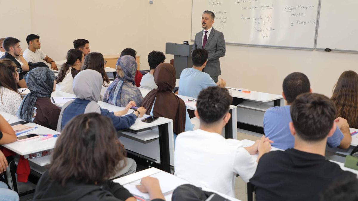 Rektör ilk ders gününde öğrencileri dinledi haber görseli